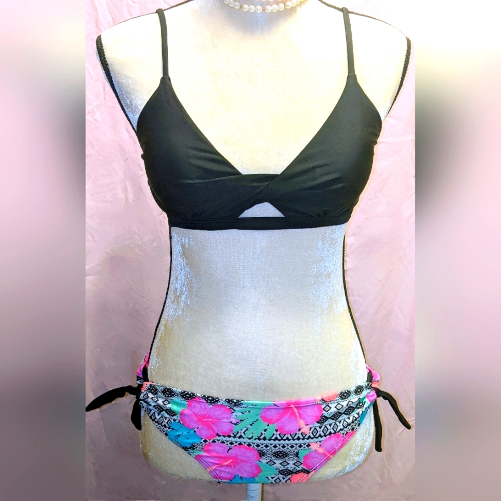 Tahiti and Weinicoco bikini Black Top and Hawaiian Floral bottoms size S
